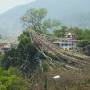 Népal - Derriere la stupa Svayambunath, le parc et  tout ses petits fanion de prieres