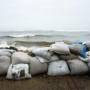 Pérou - Les digues a Huanchaco. Malgre elles, la mer fera de gros degats dans le village!