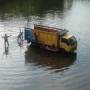 Indonésie - On lave le camion au milieu d